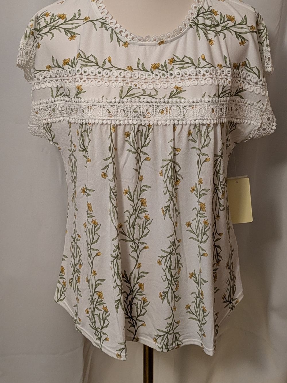 Flower and Feather Women's Cream Floral Lace Yoke Top